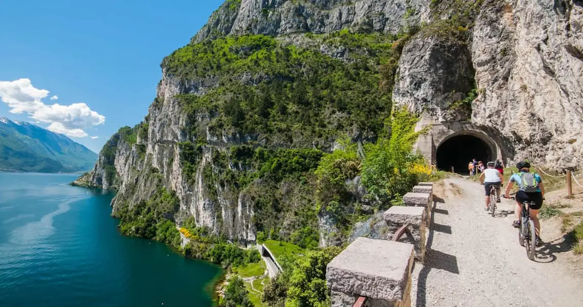 Explorez les merveilles du lac de Garde : sentier Ponale, sanctuaire de la Madonna della Corona et visite à vélo